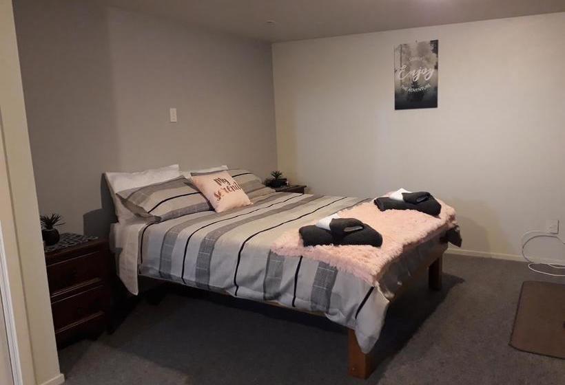 Bed and Breakfast Tiki Retreat 3