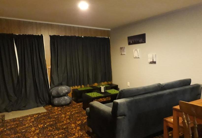 Bed and Breakfast Tiki Retreat 4