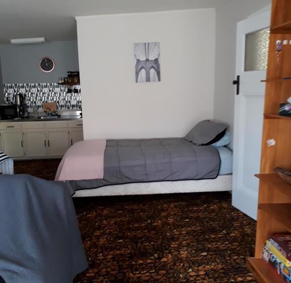 Bed and Breakfast Tiki Retreat 6