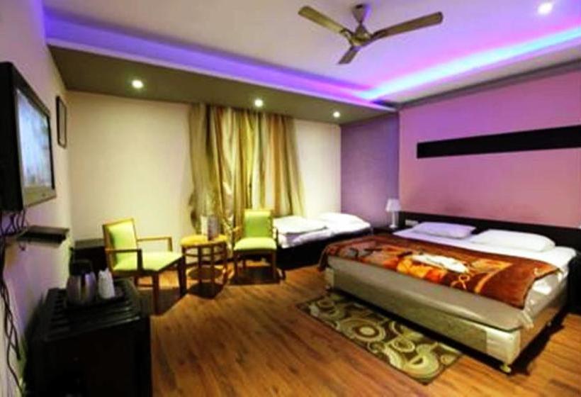 Hotel Vipul Grand 11