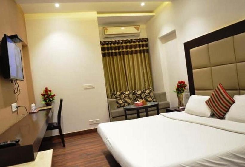 Hotel Vipul Grand 18