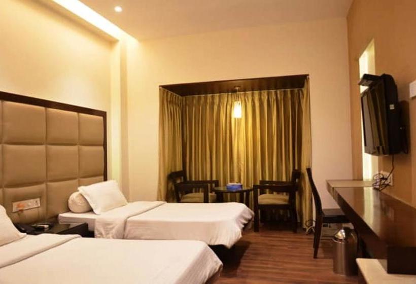 Hotel Vipul Grand 8
