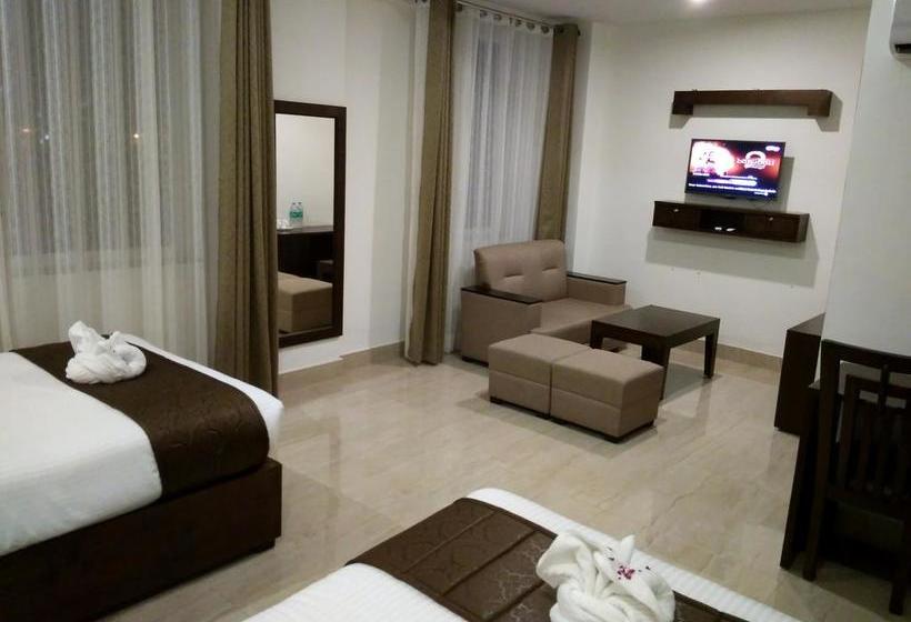 Hotel Holiday Hill 12