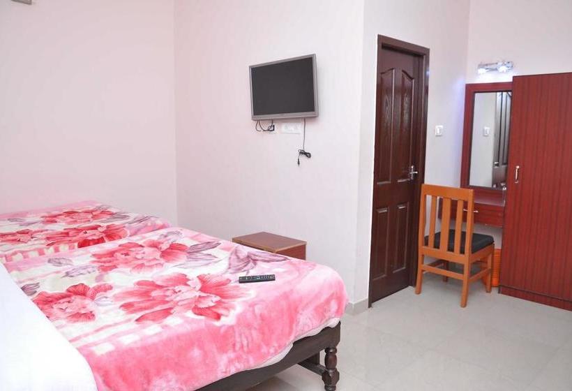 Hotel Yogi Palace Inn 2