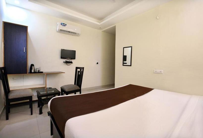 Hotel Oyo Rooms Near Pimms 10