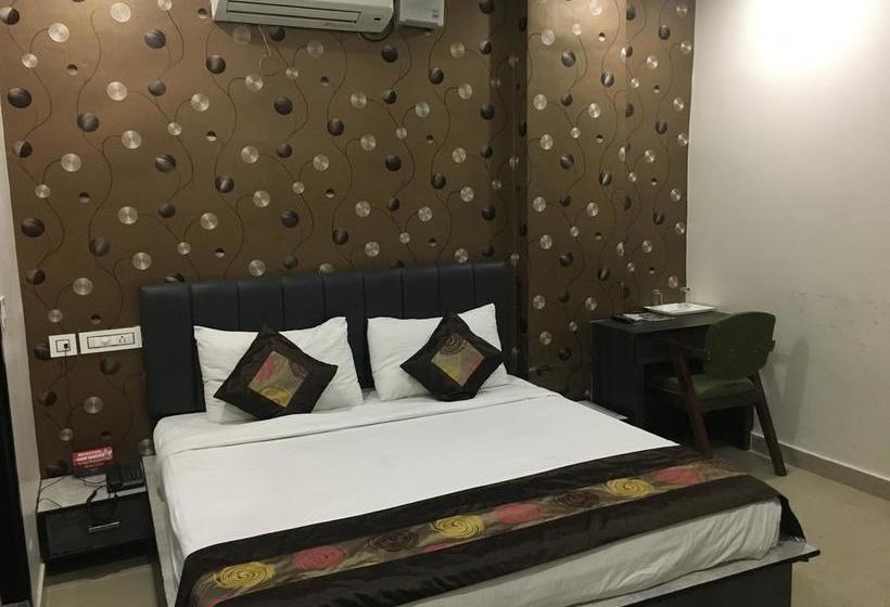 Hotel Cross Roads 10