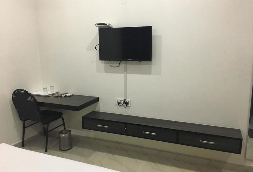 Hotel Cross Roads 11