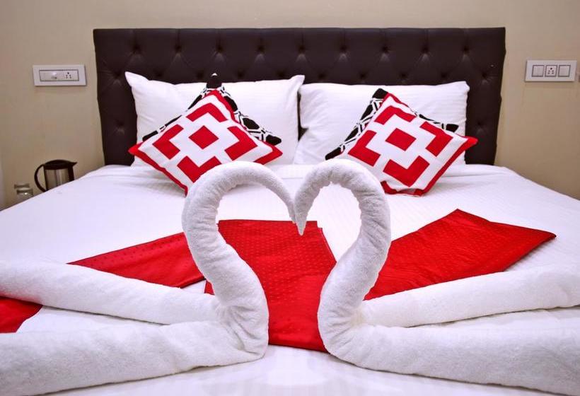 Hotel Cross Roads 12