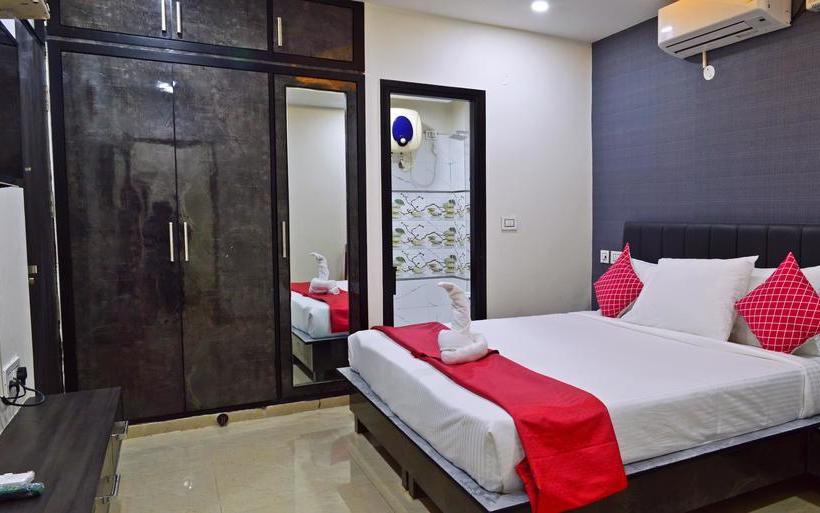 Hotel Cross Roads 13