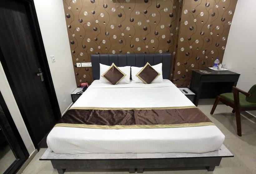 Hotel Cross Roads 15