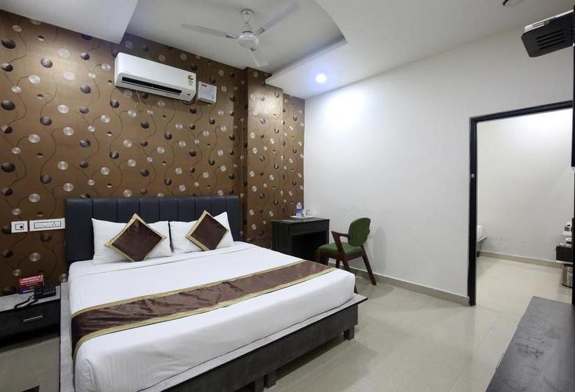 Hotel Cross Roads 16