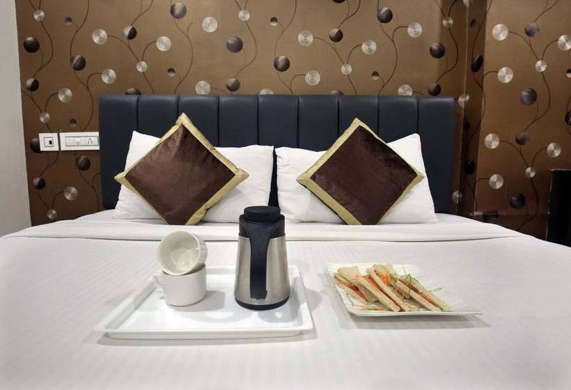 Hotel Cross Roads 17