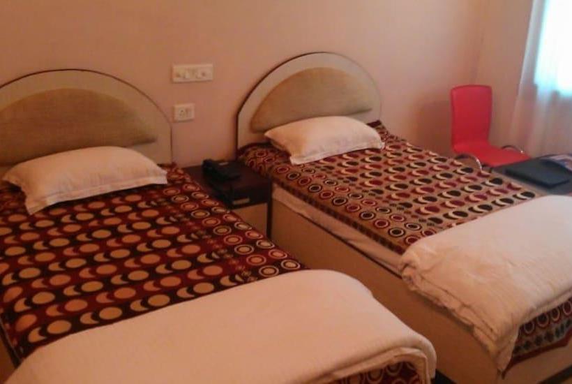 Hotel Garv Residencia 8