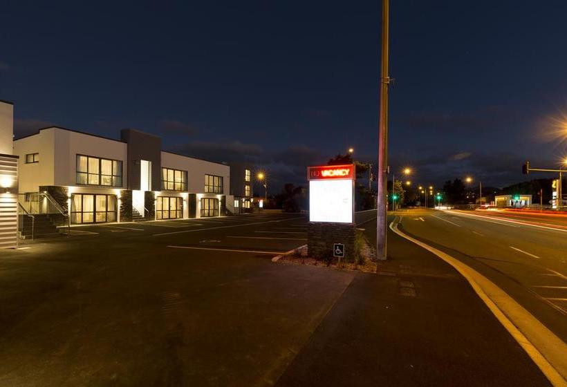 239 On Lincoln Motel 8