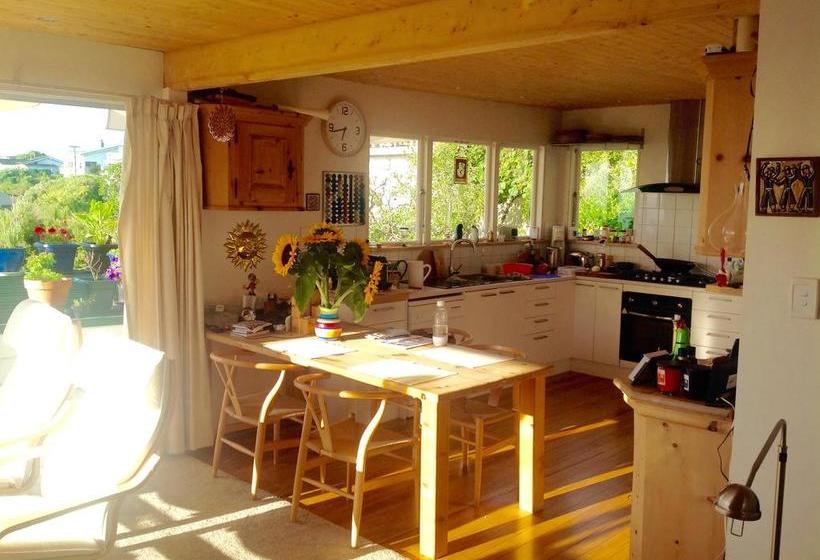 Queens Sea View B&b Nelson