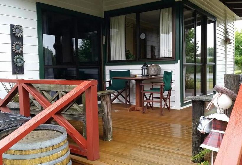 Bed and Breakfast Quirky Cottage 6