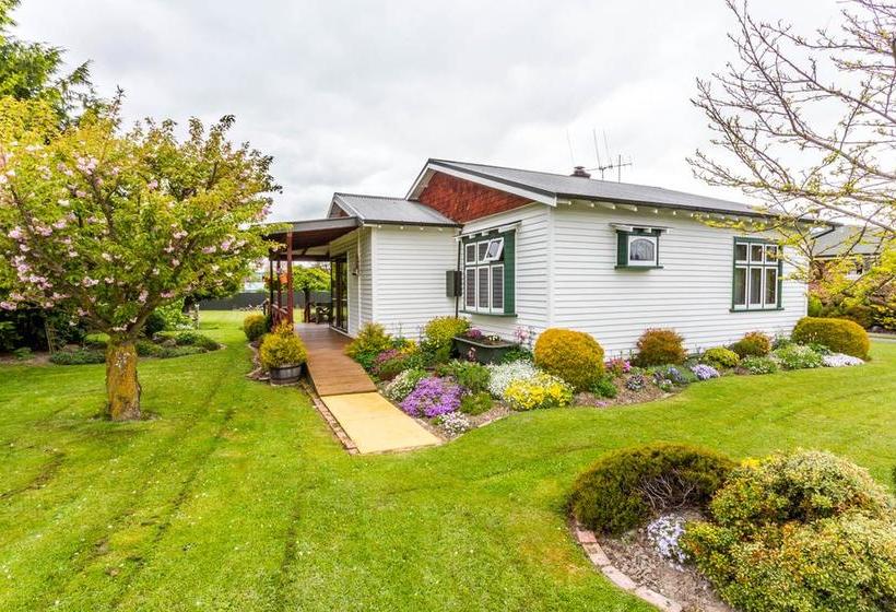 Bed and Breakfast Quirky Cottage 7