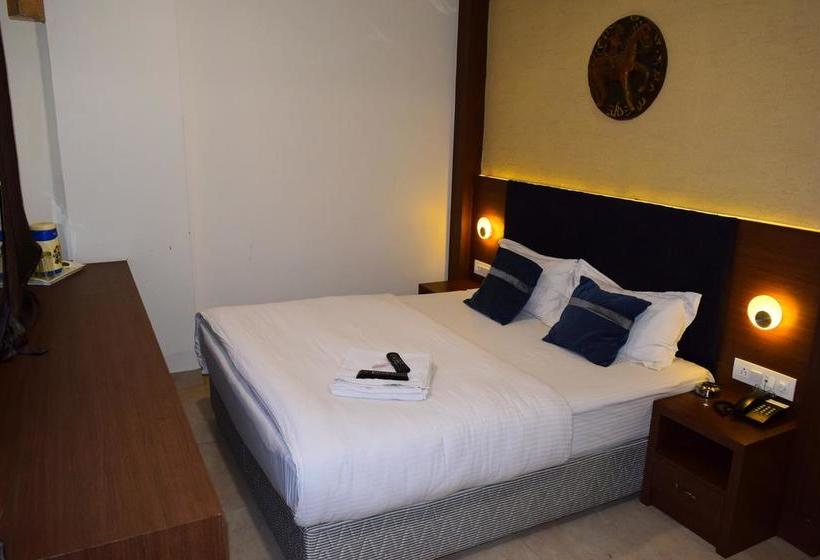 Hotel Chandragupta 2