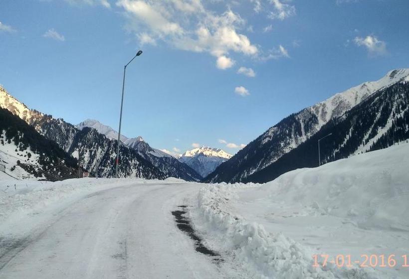 Hotel Glacier Heights 14