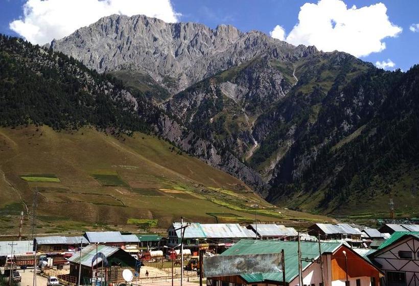 Hotel Glacier Heights 16