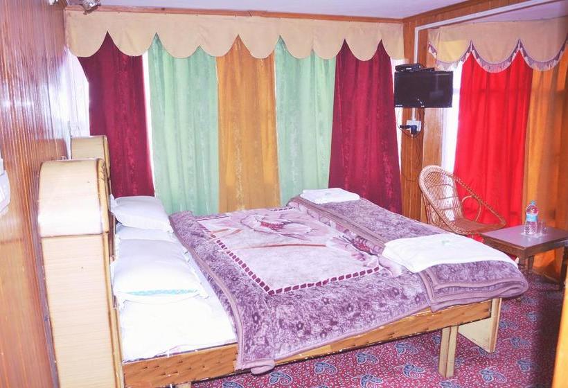 Hotel Glacier Heights 18