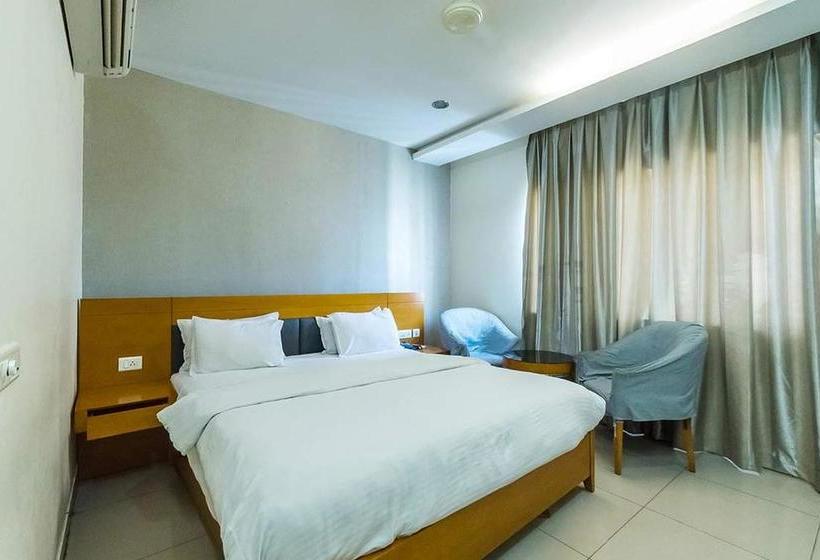 Hotel Leela Pavilion 8