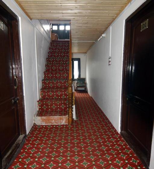 Hotel Kashmir House 13