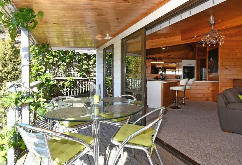 Bed and Breakfast The Treehouse South Island