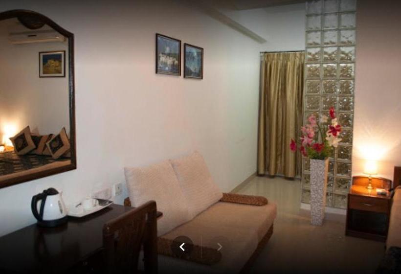 Hotel Pleasant Moments 9