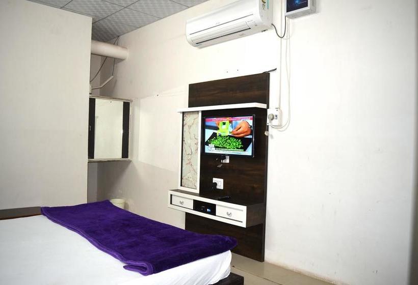 Hotel Gokul 11