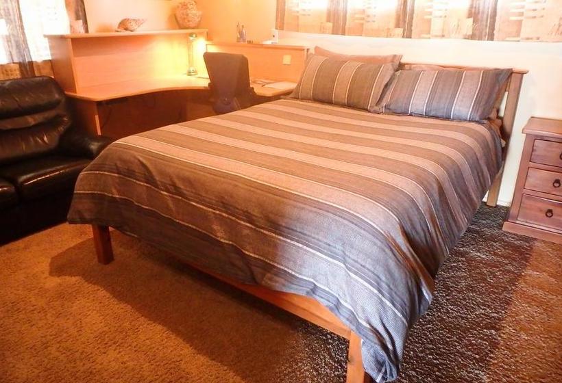 Tree House Lodge Bed & Breakfast 8