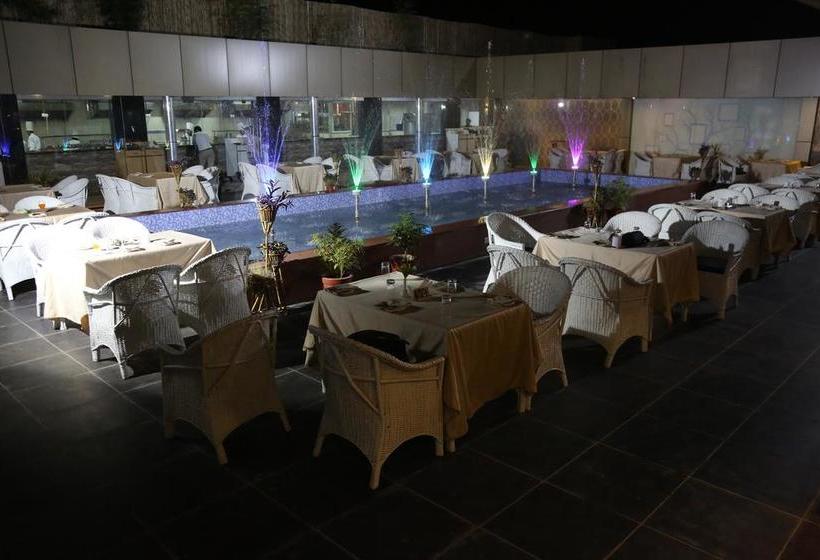 Hotel The Revanta 11