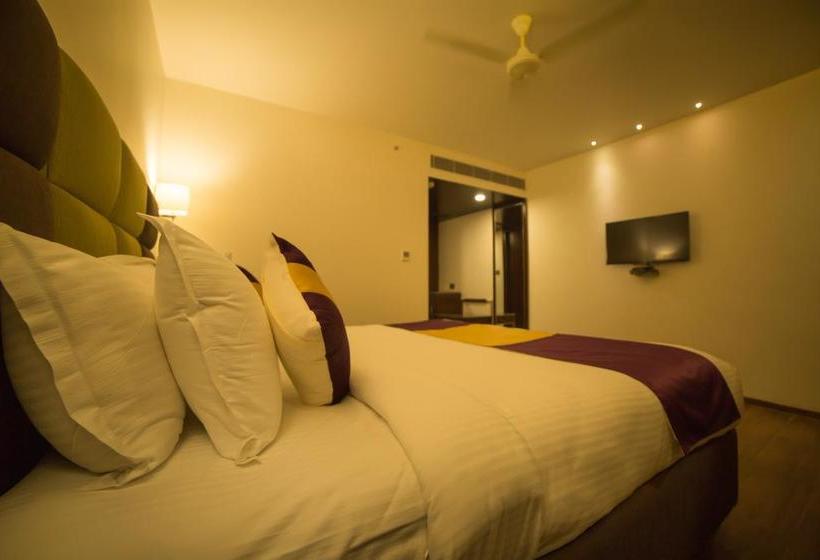 Hotel Ajantha Evergreen 8