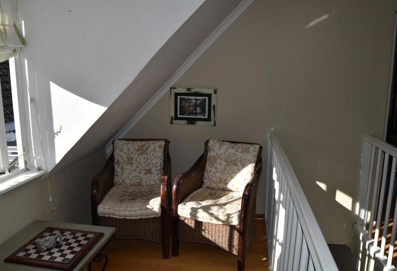 Almond Cottage Bed & Breakfast 11