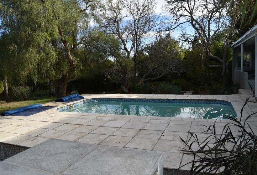 Almond Cottage Bed & Breakfast 4