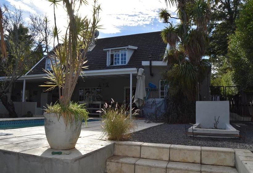 Almond Cottage Bed & Breakfast 7