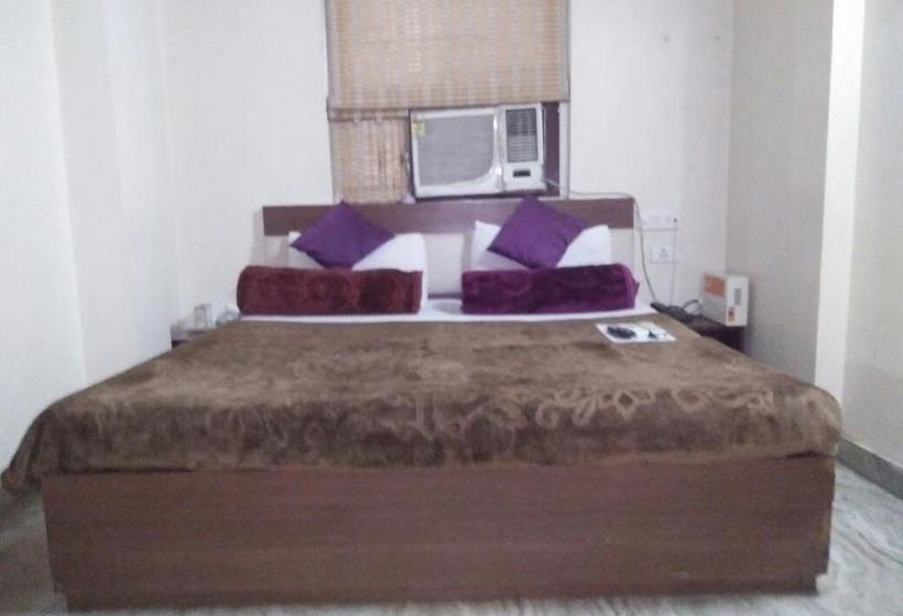 Hotel Travellers Inn