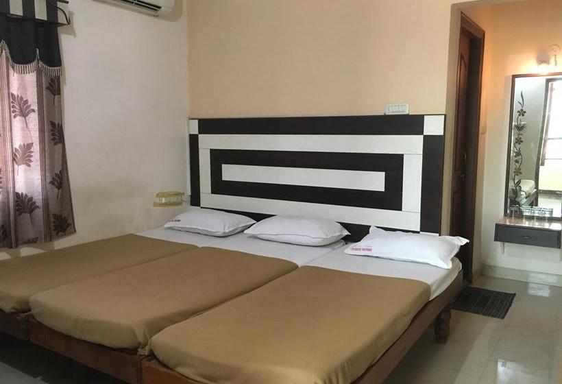 Hotel Iroomz Amrutha Residency 11