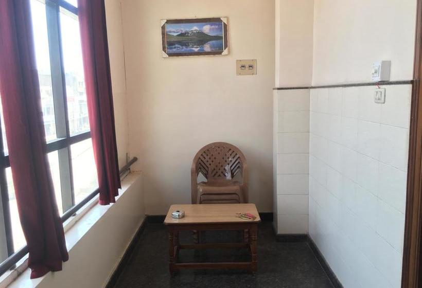 Hotel Iroomz Amrutha Residency 12