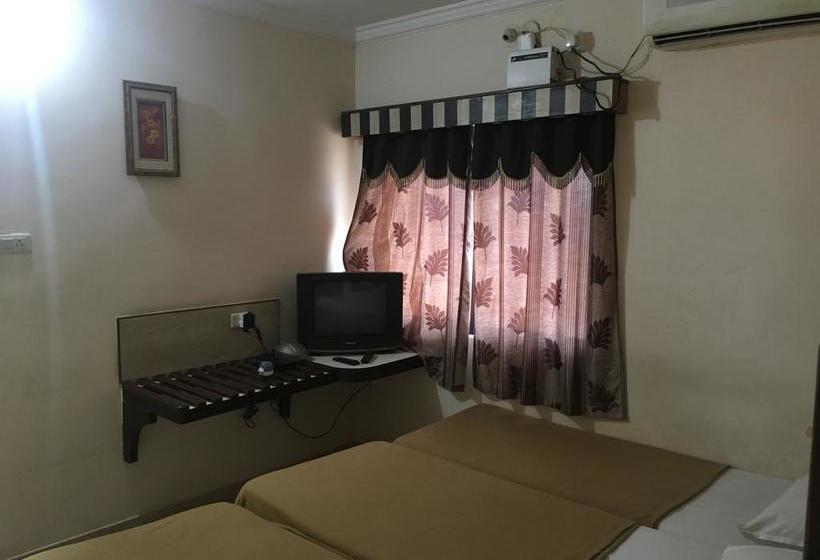 Hotel Iroomz Amrutha Residency 13