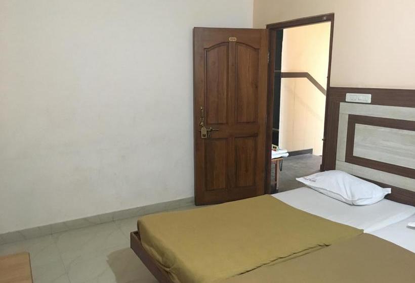 Hotel Iroomz Amrutha Residency 14