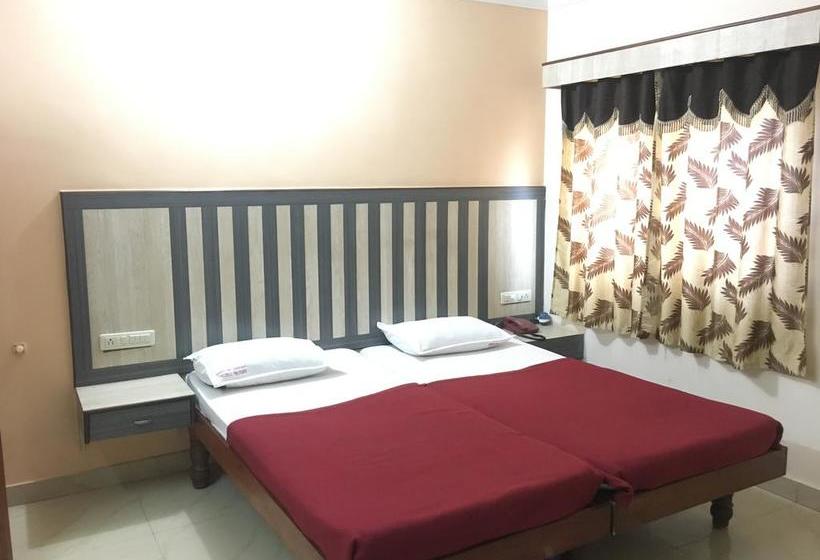 Hotel Iroomz Amrutha Residency 17
