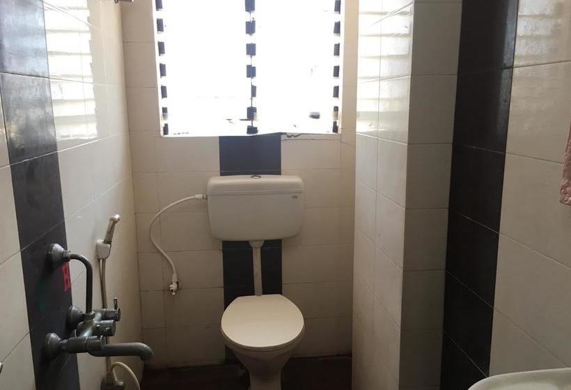 Hotel Iroomz Amrutha Residency 5