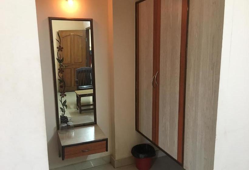 Hotel Iroomz Amrutha Residency 6