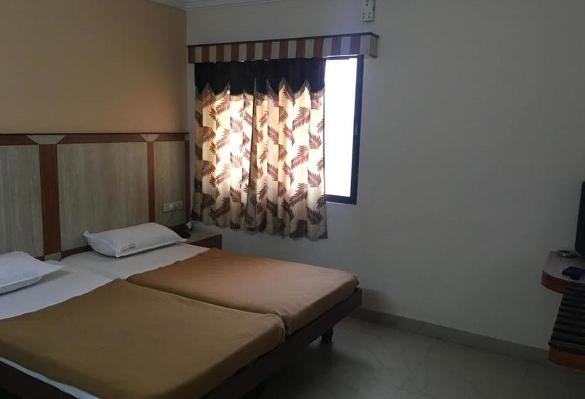 Hotel Iroomz Amrutha Residency 8