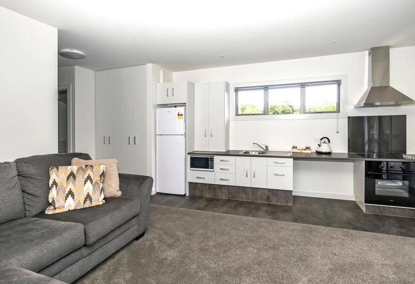 Motel Black On Grey 10