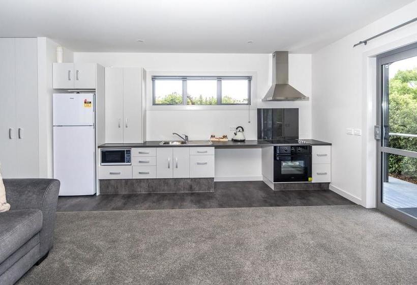 Motel Black On Grey 6