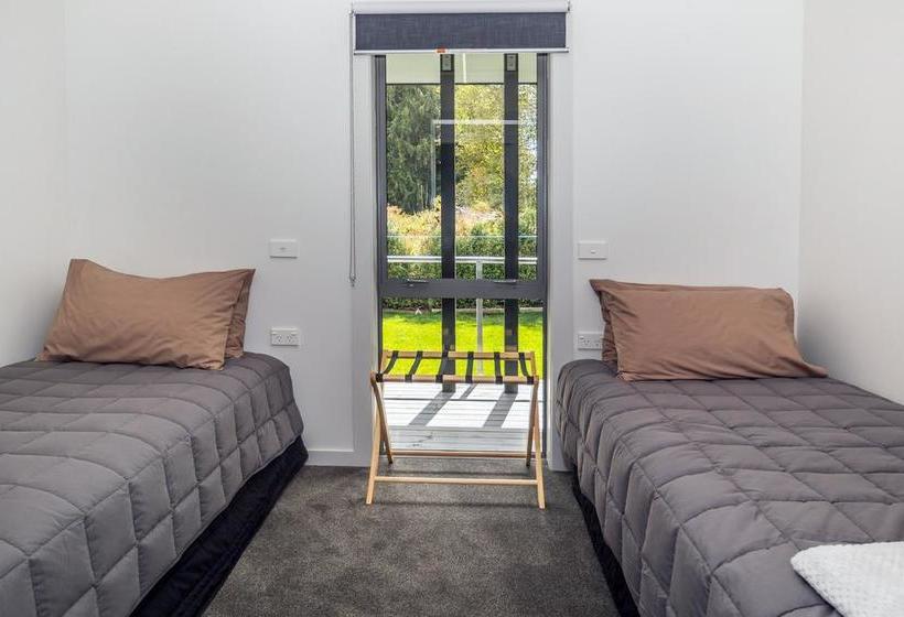 Motel Black On Grey 8