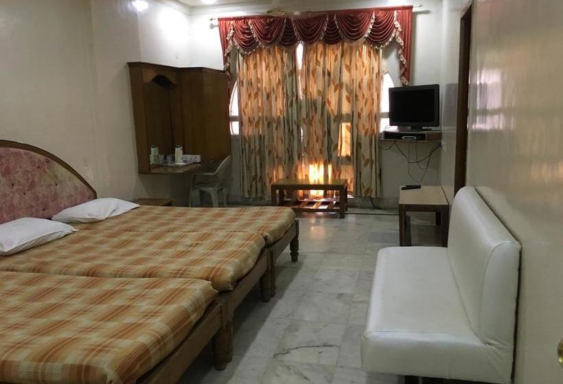 Hotel Iroomz Shanbhag Towers International 6