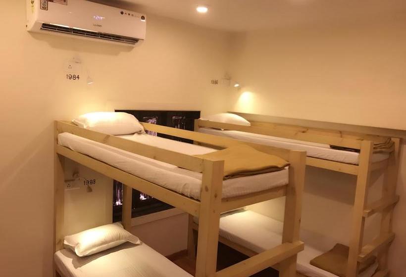 Hostel Bollywood Bed & Breakfast 4